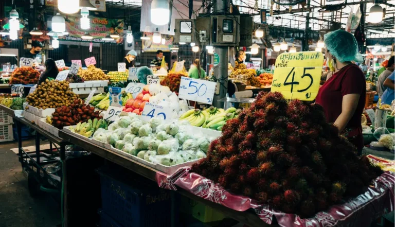 mulher-vendendo-produtos-tailandeses-chinatown-bangkok